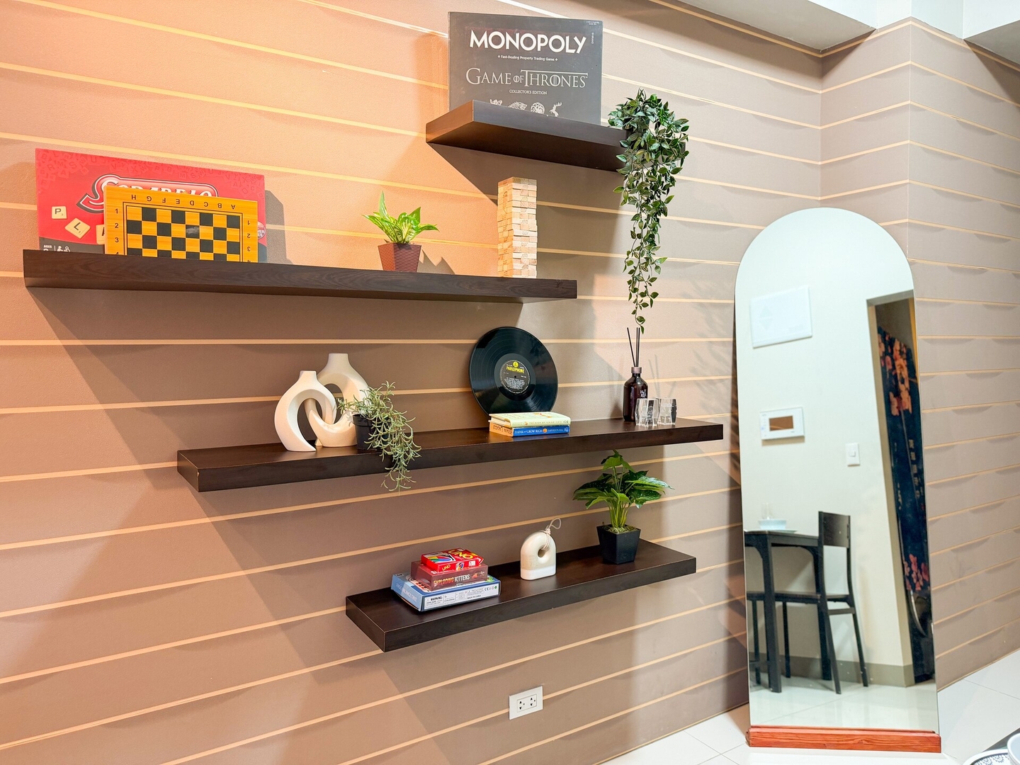 Luxe 1BR in BGC Across Mitsukoshi, Uptown Mall 21 Chillhive Staycation