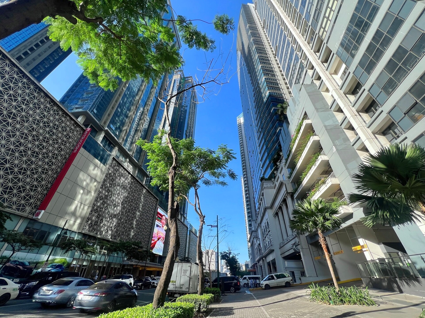 Chic 1BR Condo in Uptown BGC near Hyatt #UPT226Q 27 Chillhive Staycation