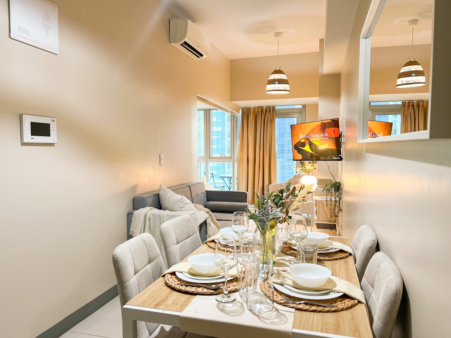 Prime 1BR Condo in the Heart of BGC #upt12j 17 Chillhive Staycation