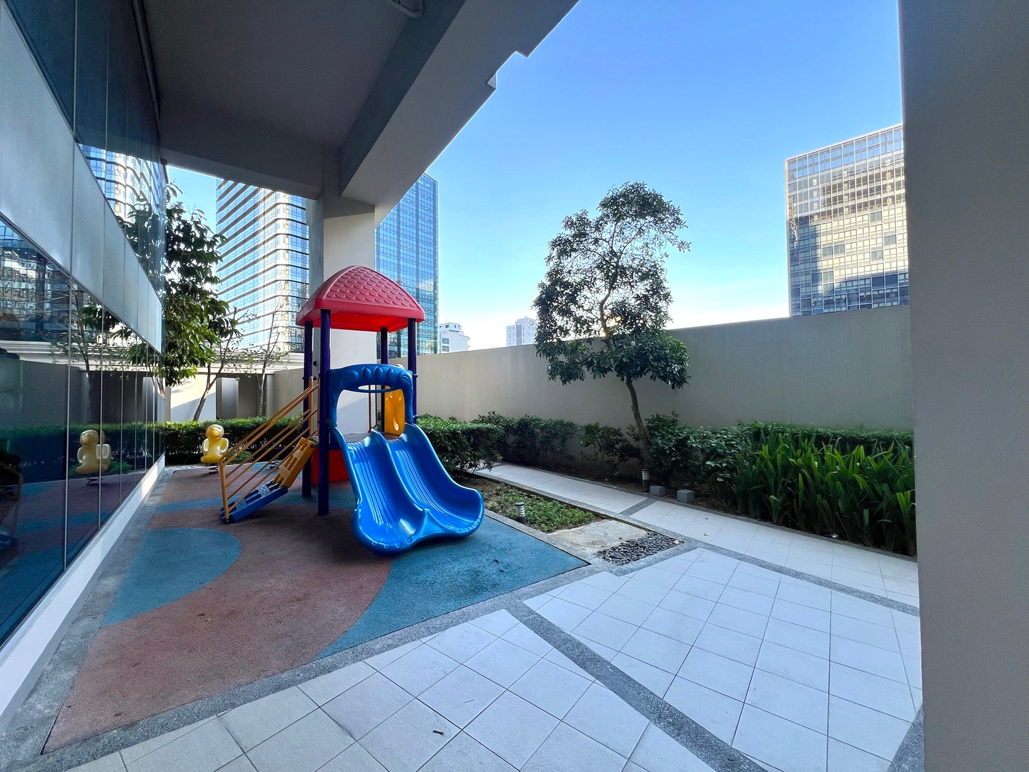 Stylish BGC Condo by Grand Hyatt #upt16k 8 Chillhive Staycation