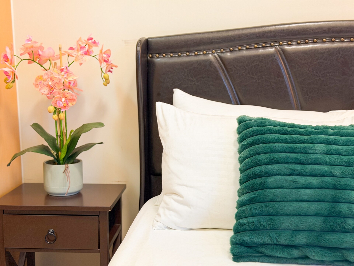 Luxe 1BR in BGC Across Mitsukoshi, Uptown Mall 7 Chillhive Staycation