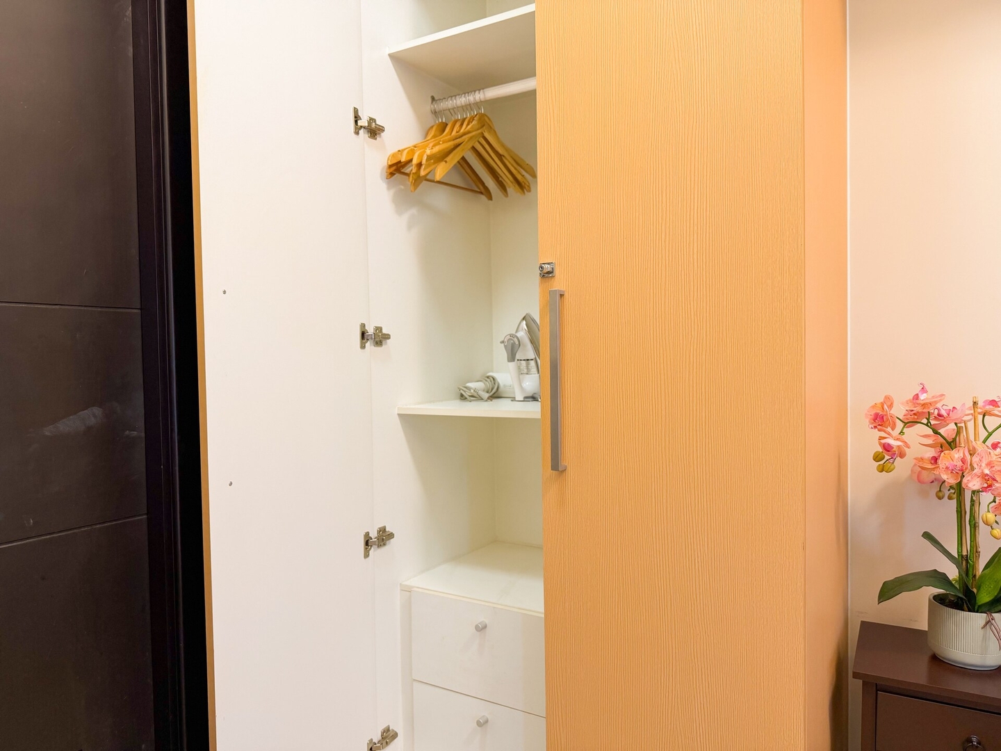Luxe 1BR in BGC Across Mitsukoshi, Uptown Mall 17 Chillhive Staycation