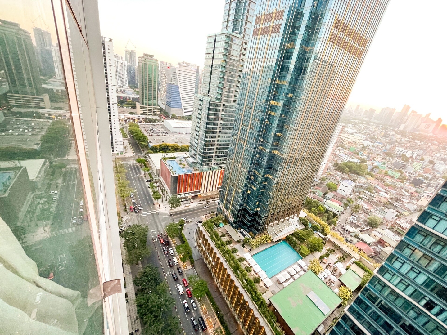 Best BGC Condo Near Uptown Area #oursw30b2 8 Chillhive Staycation