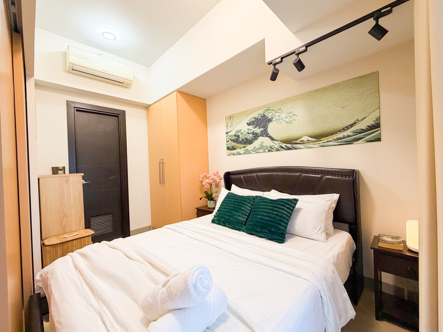Luxe 1BR in BGC Across Mitsukoshi, Uptown Mall 18 Chillhive Staycation