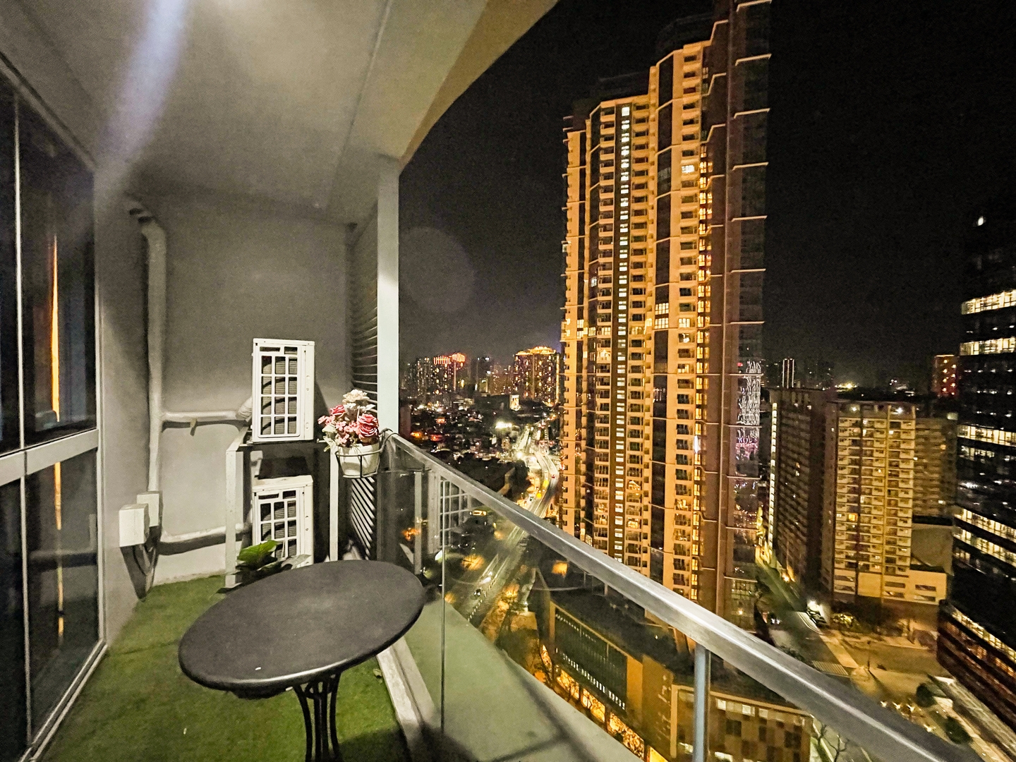 Uptown BGC, Grand Hyatt, Mitsukoshi Mall #upt220q 2 Chillhive Staycation