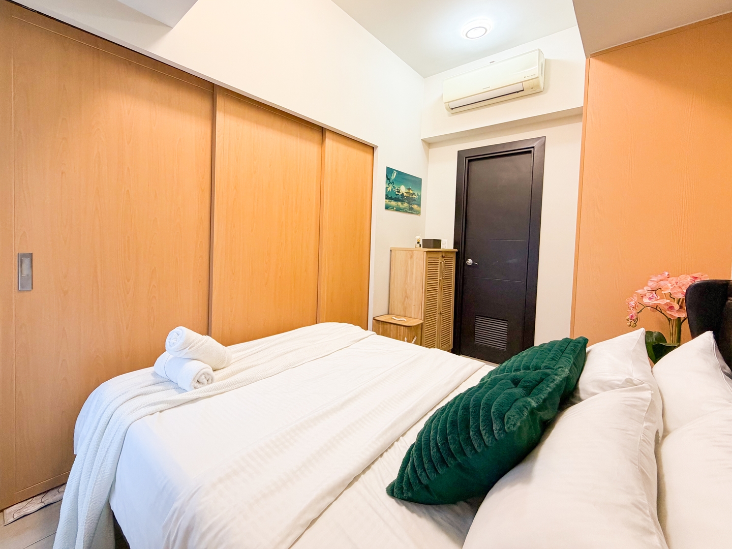 Luxe 1BR in BGC Across Mitsukoshi, Uptown Mall 41 Chillhive Staycation