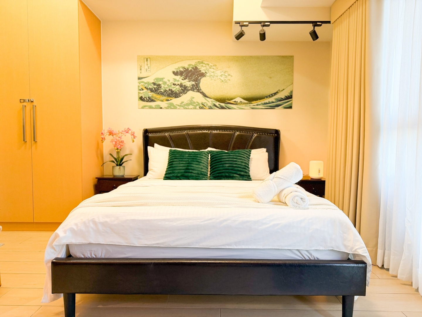 Luxe 1BR in BGC Across Mitsukoshi, Uptown Mall 12 Chillhive Staycation