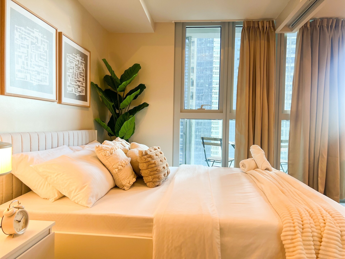 Prime 1BR Condo in the Heart of BGC #upt12j 34 Chillhive Staycation
