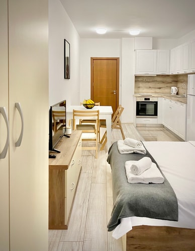 Cozy Studio next to State Opera with Work Space 14 hosty.bg