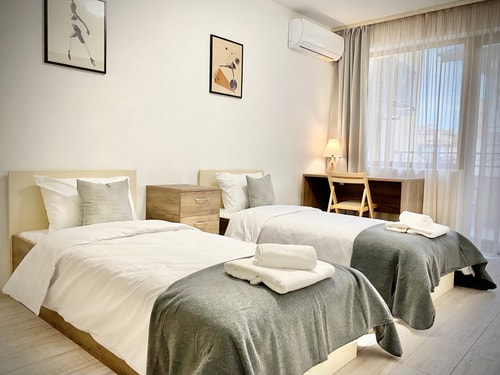 Top Location Apartment with 2 Baths  for 6 Guests 1 hosty.bg