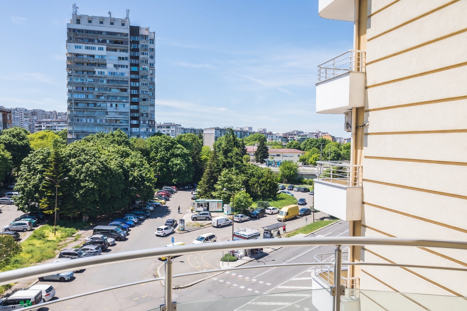 Bright apartment for 5 guests with free parking hosty.bg