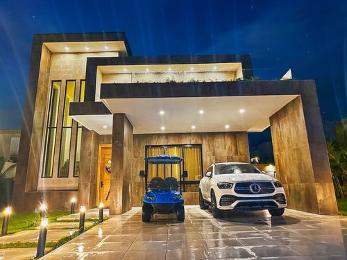 5BR Beach Villa Dorado with private Pool BBQ &Maid