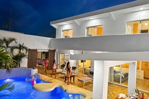 Beach Villa for 18 Guests –2 Pools, Jacuzzi & Maid