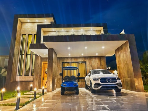 5BR Beach Villa Dorado with private Pool BBQ &Maid