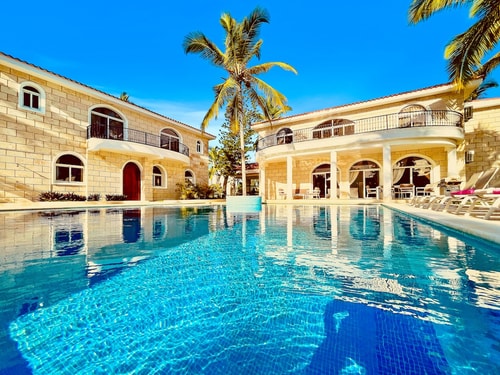 10BR Beach Villa Andiamo with Chef, Jacuzzi & Maid