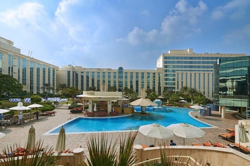 SPACIOUS CONVENIENTLY LOCATED NEAR TO AIRPORT DELUX ROOM