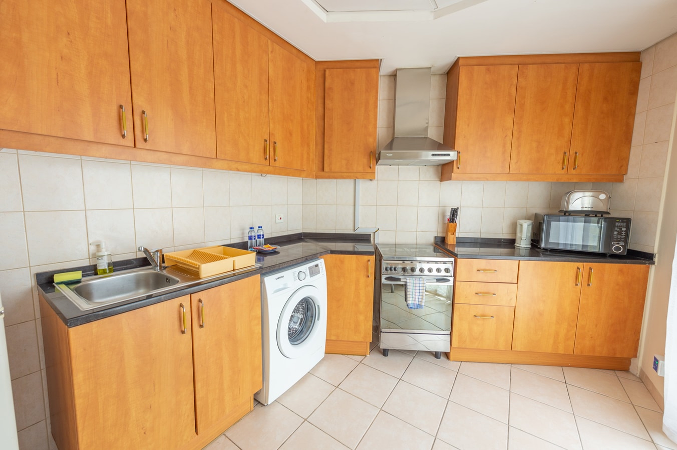 Spacious Studio in Discover Gardens 7 Vacation Homes