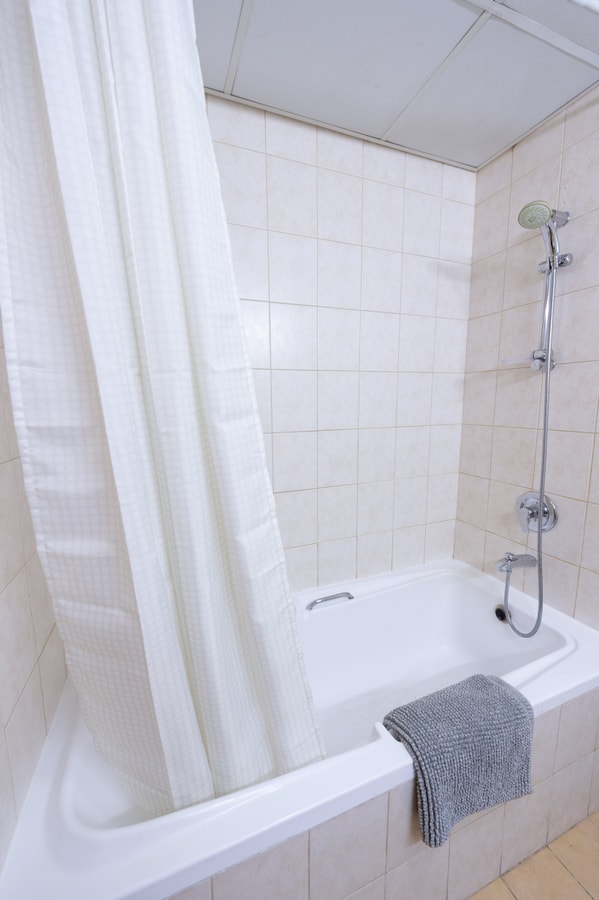 Spacious Studio in Discover Gardens 9 Vacation Homes