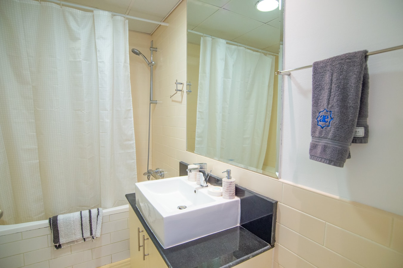 Stunning 2BR Apt in Yacht Bay Marina - Near Metro 10 Vacation Homes