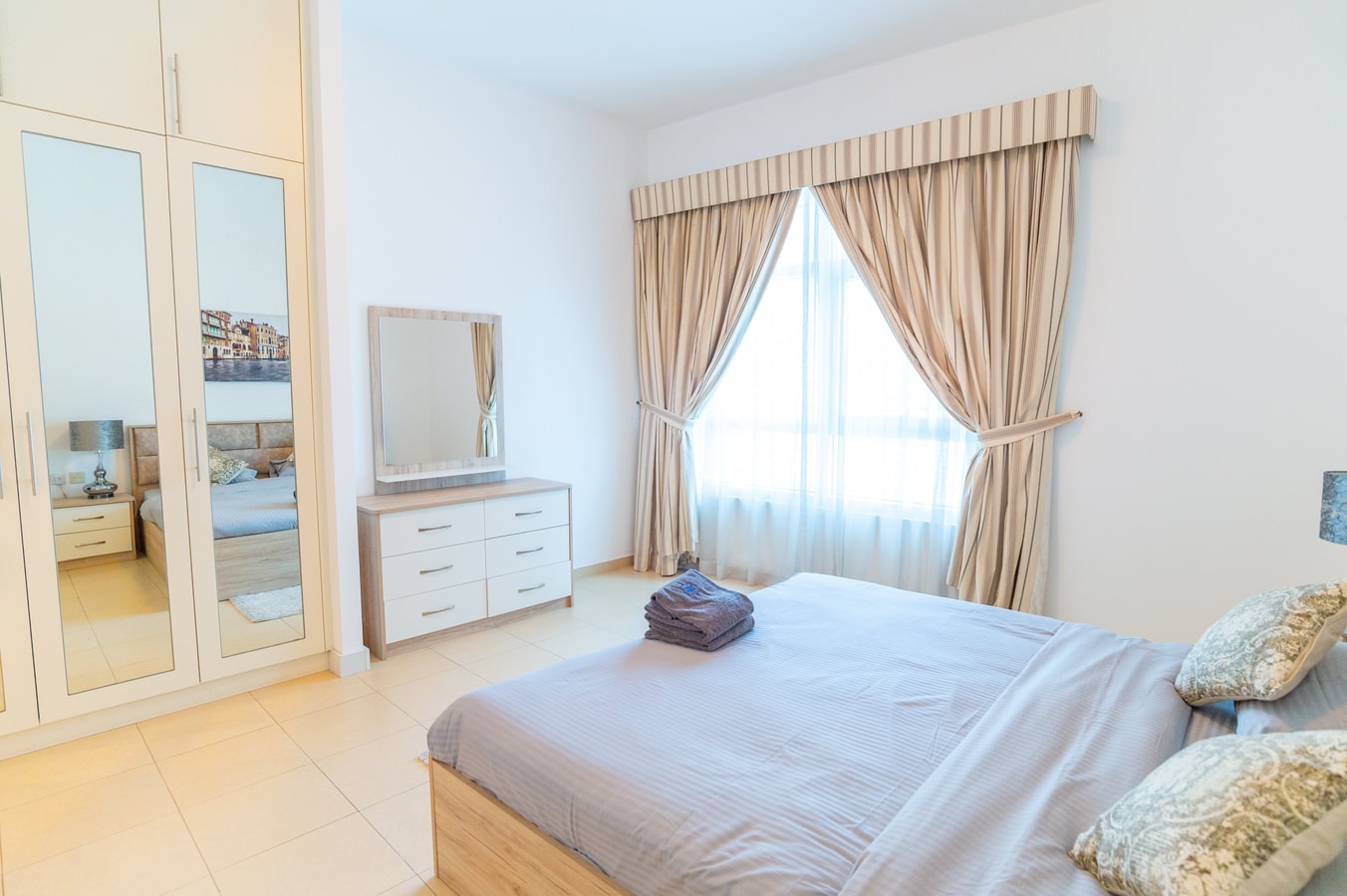 Stunning 2BR Apt in Yacht Bay Marina - Near Metro 5 Vacation Homes