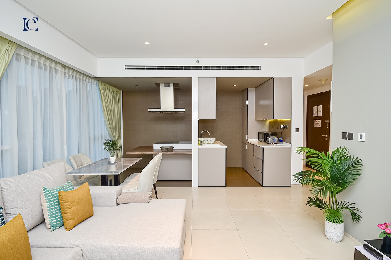 Luxury 1BR Apt with Balcony in Marina -West Avenue 6 Vacation Homes