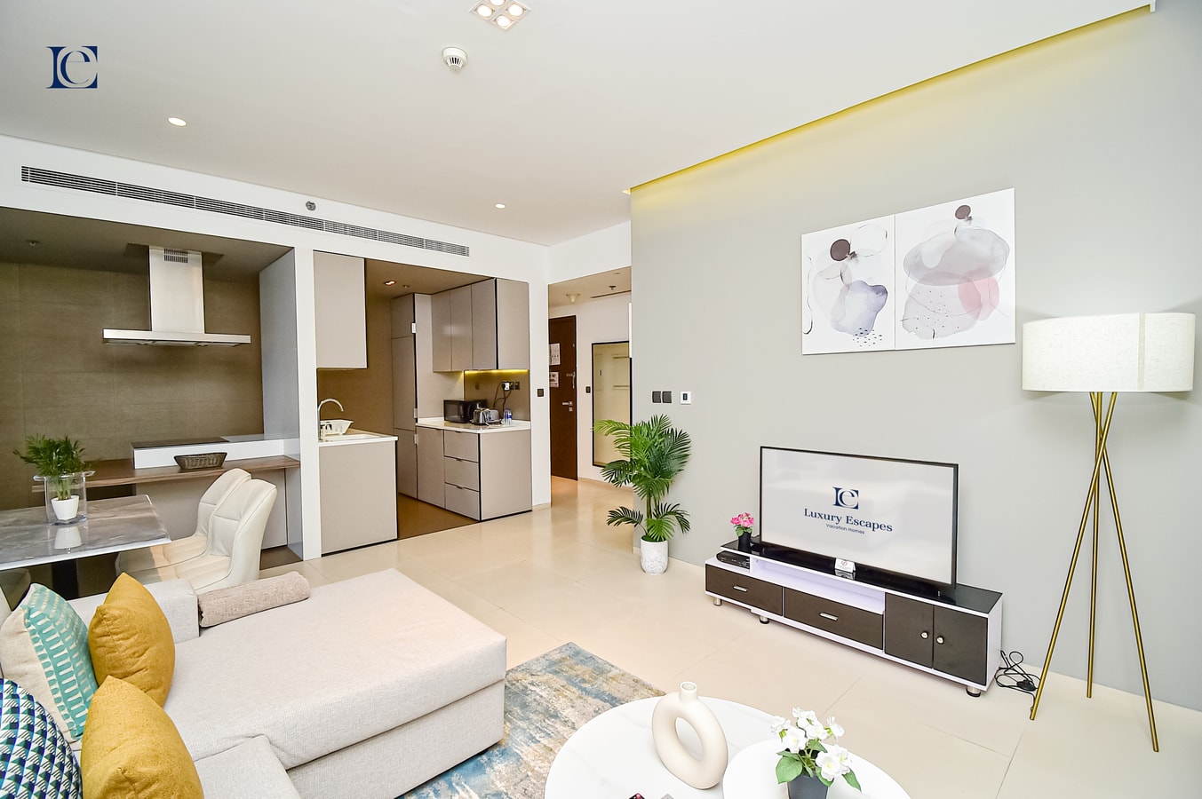 Luxury 1BR Apt with Balcony in Marina -West Avenue 5 Vacation Homes