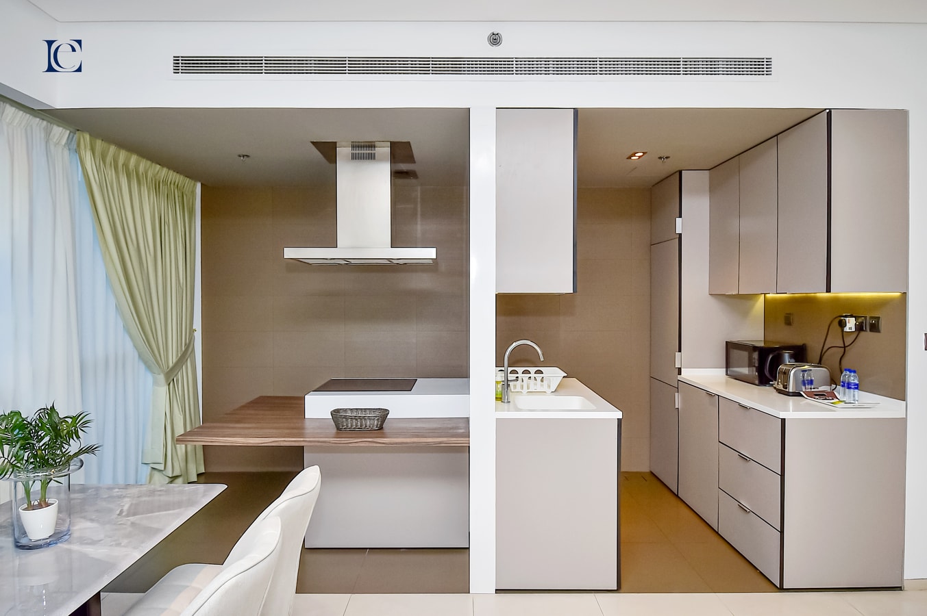 Luxury 1BR Apt with Balcony in Marina -West Avenue 10 Vacation Homes