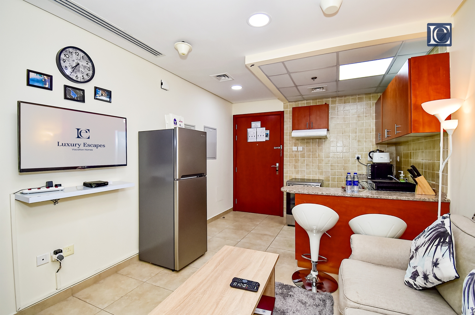 Budget Studio in Dubai Gate 2 JLT - Near Metro 8 Vacation Homes