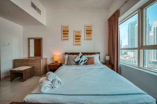 MVT - 1BR with Balcony & Stunning Marina View. 4 Vacation Homes