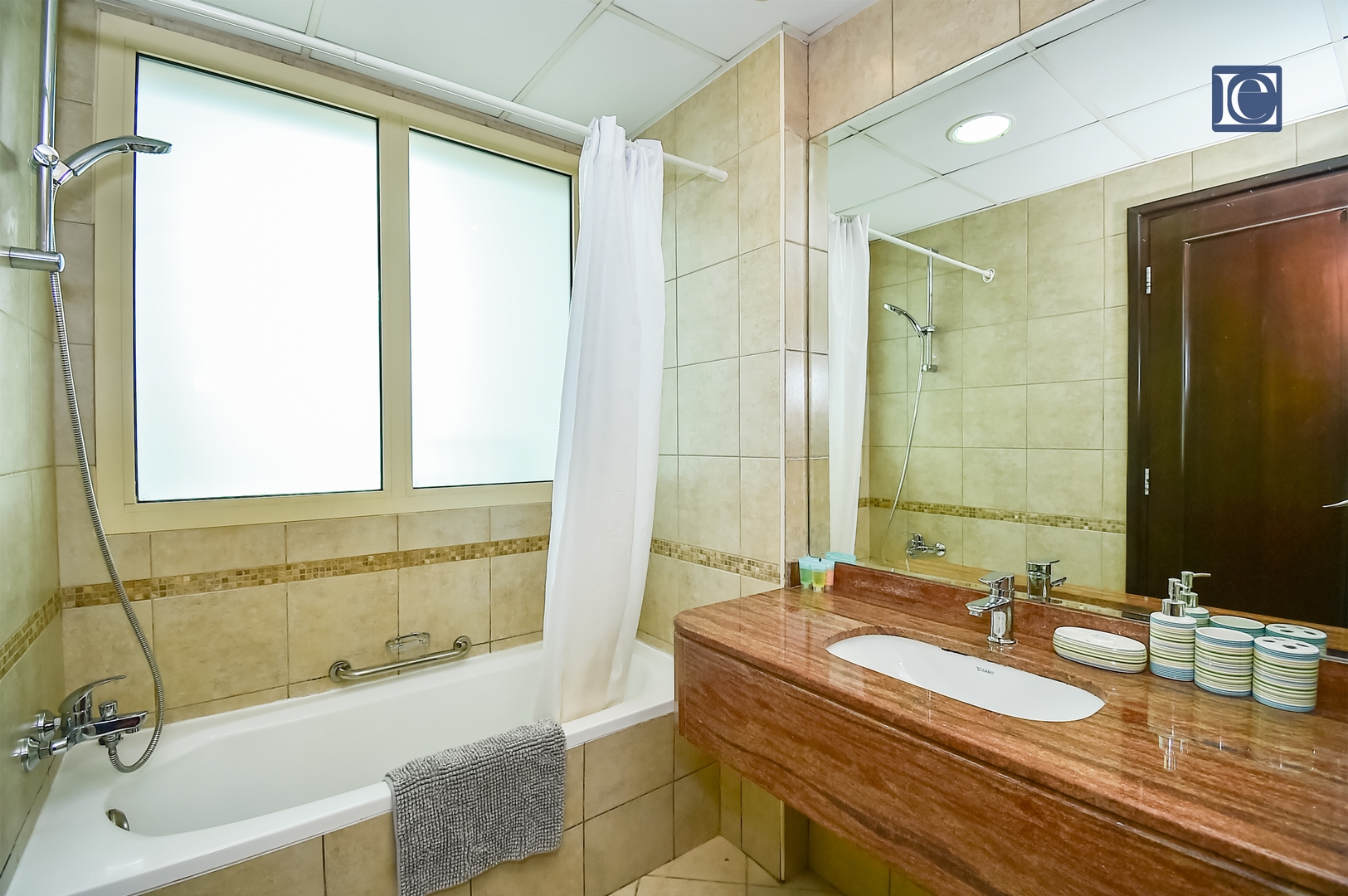 Sea view Apt with balcony in Royal Oceanic Marina 18 Vacation Homes