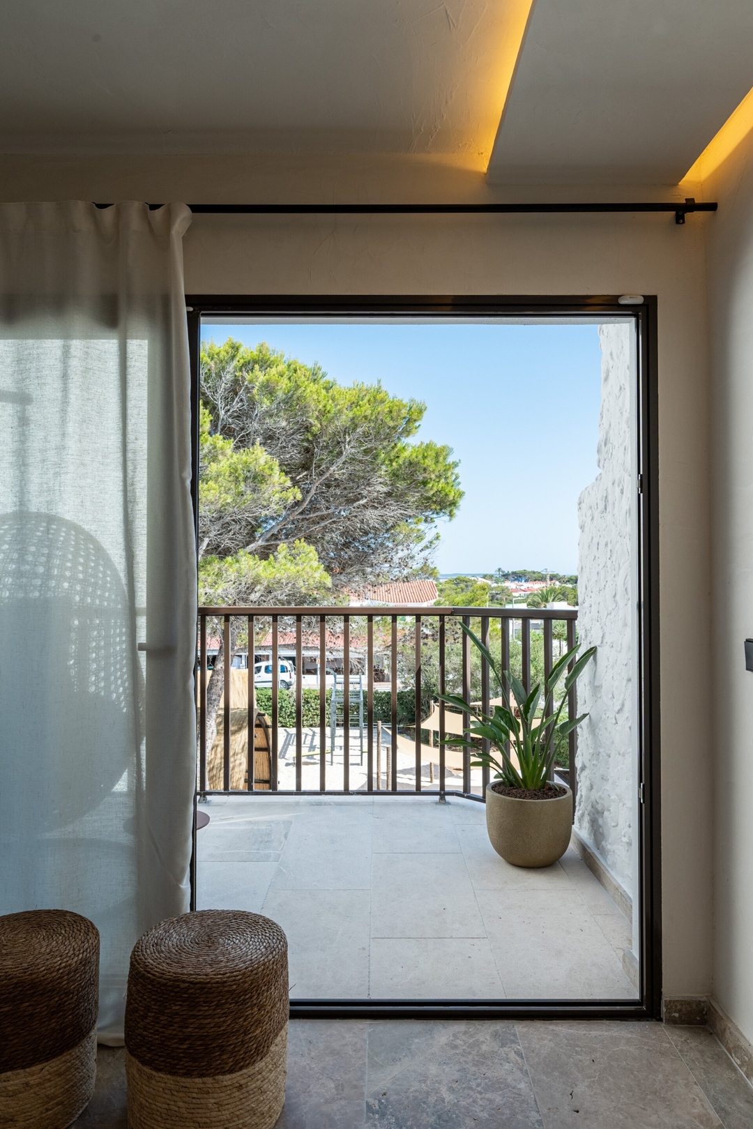 12- lux apt near beach 25 Templa Stays