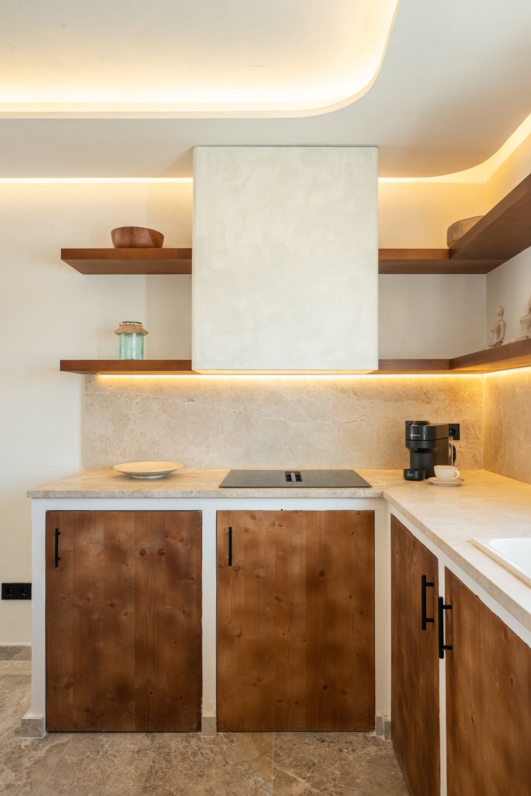 12- lux apt near beach Templa Stays