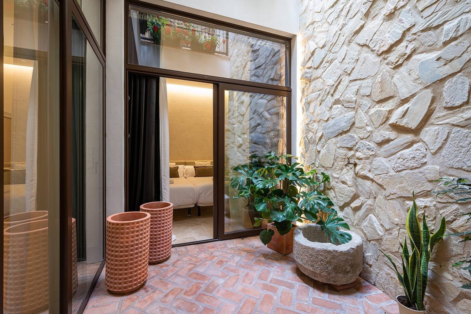 Nuevo! Apt con Patio Privado para 8 pax 79 Templa Stays