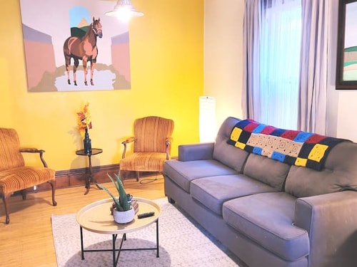 Dundurn Dwelling-Charming Century Home