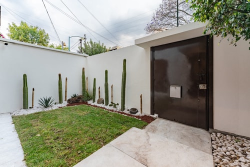 VH | Great House Polanco | Parking & Backyard | 18 7 Virtual Homes