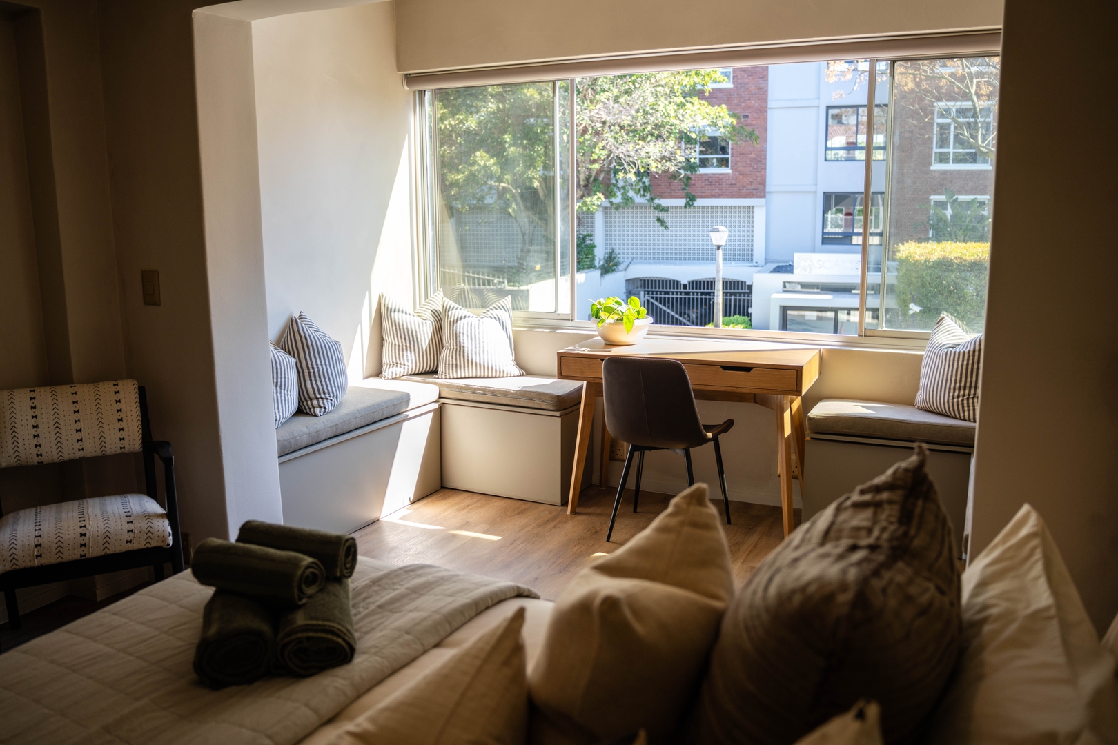 Chic two bedroom apartment - heart of Green Point