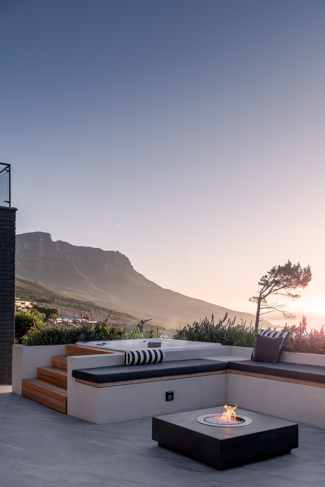 Camps Bay Villa | Ocean Views | Pool, Jacuzzi, Gym