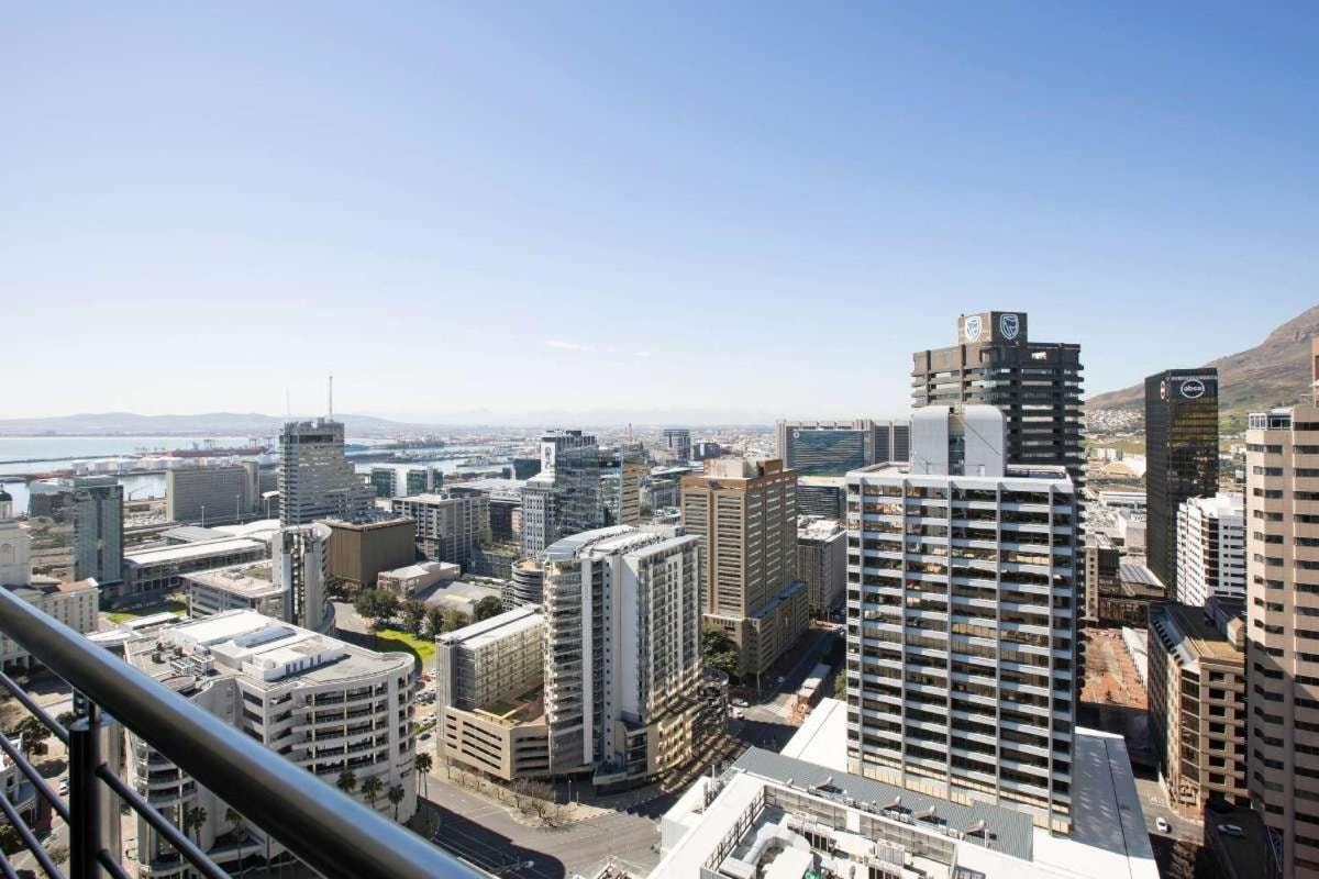 Stylish 29th-Floor Studio with Stunning Views