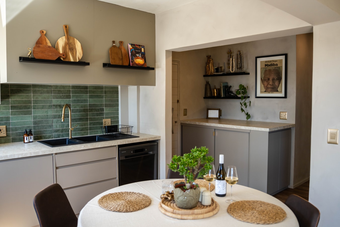 Chic two bedroom apartment - heart of Green Point