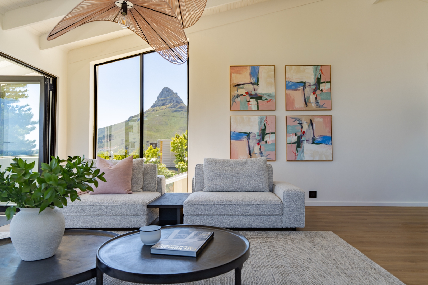 Camps Bay Villa with breathtaking mountain views