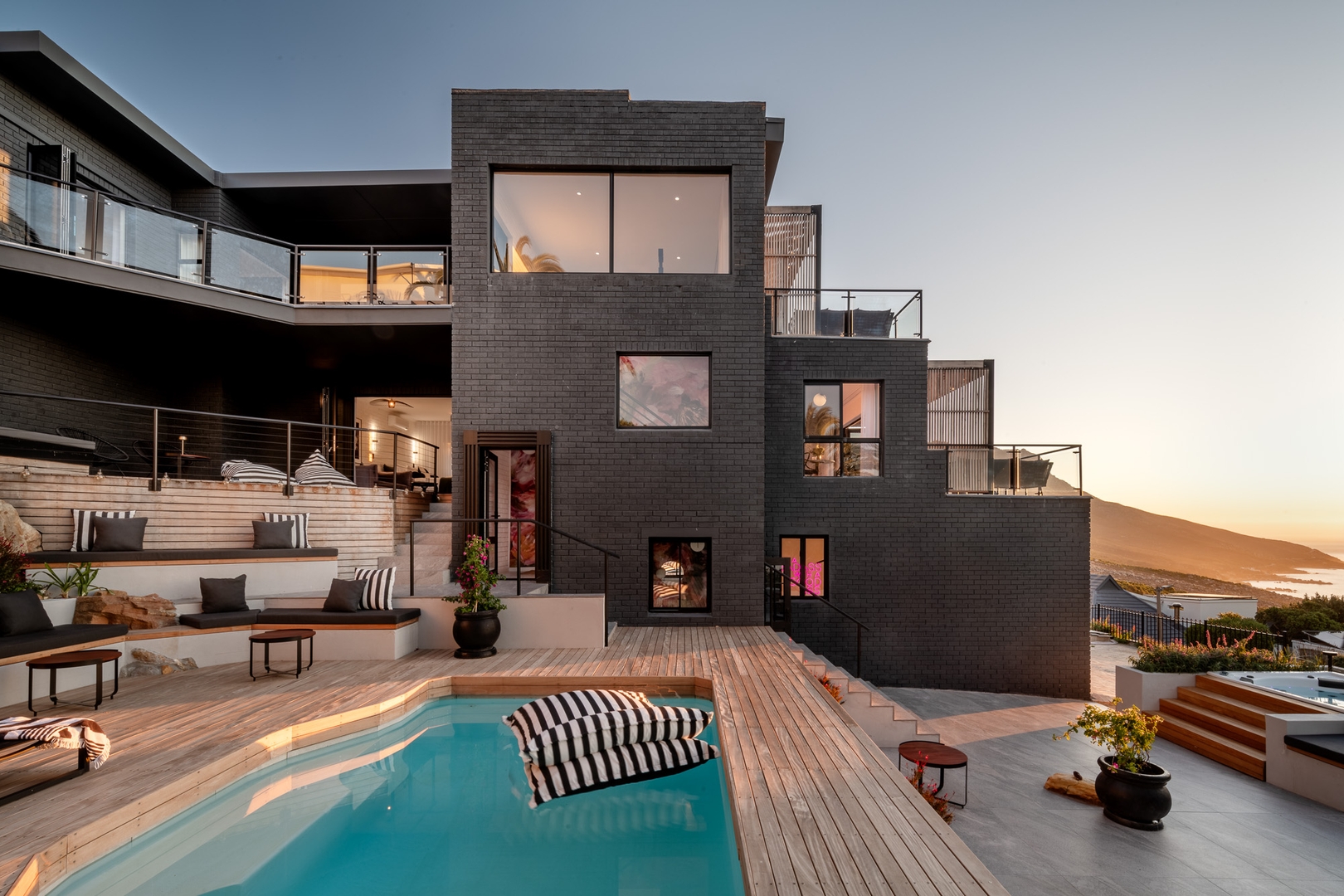 Camps Bay Villa | Ocean Views | Pool, Jacuzzi, Gym