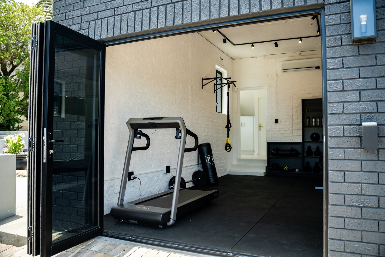 Camps Bay Villa | Ocean Views | Pool, Jacuzzi, Gym