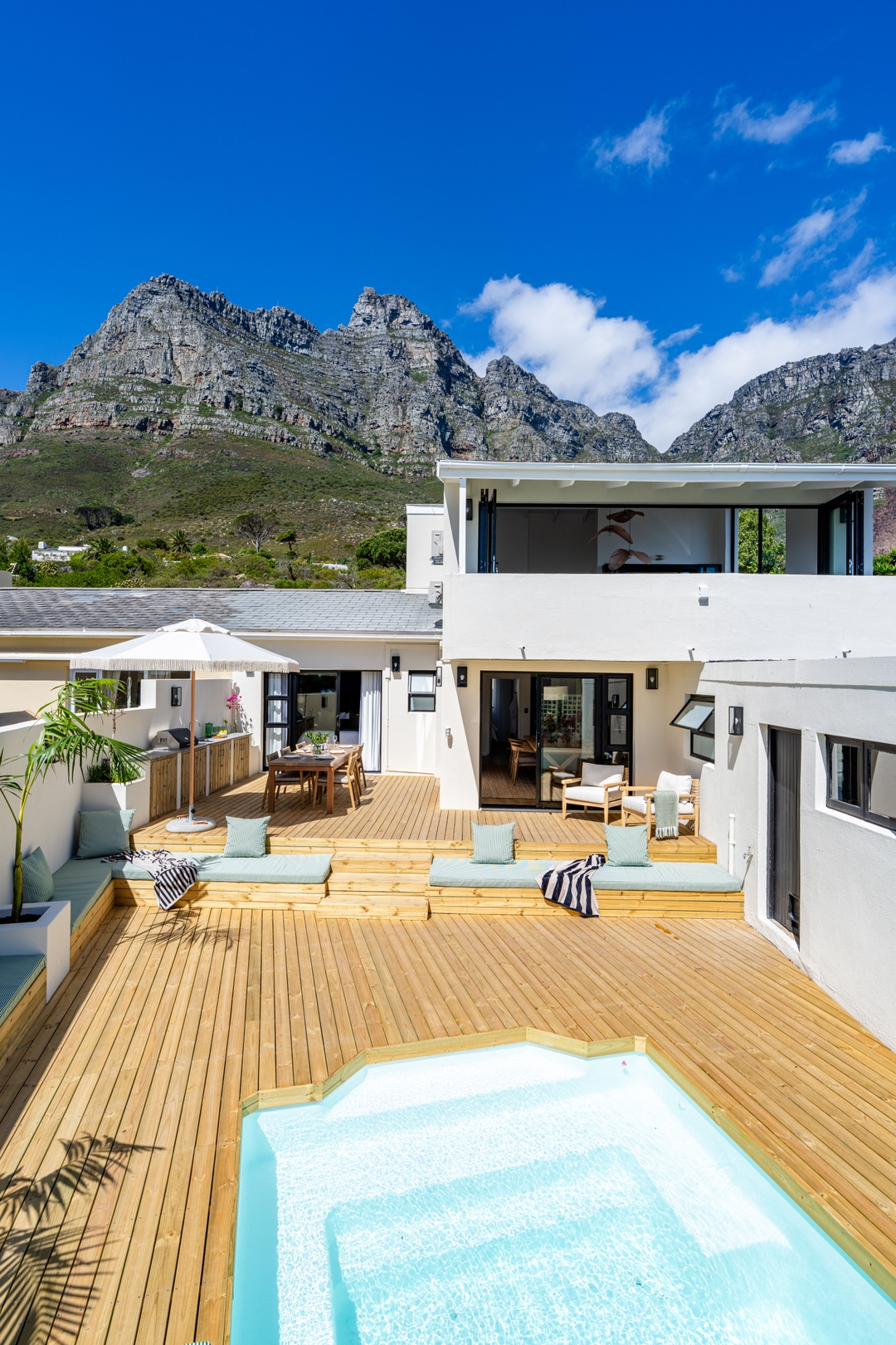 Camps Bay Villa with breathtaking mountain views