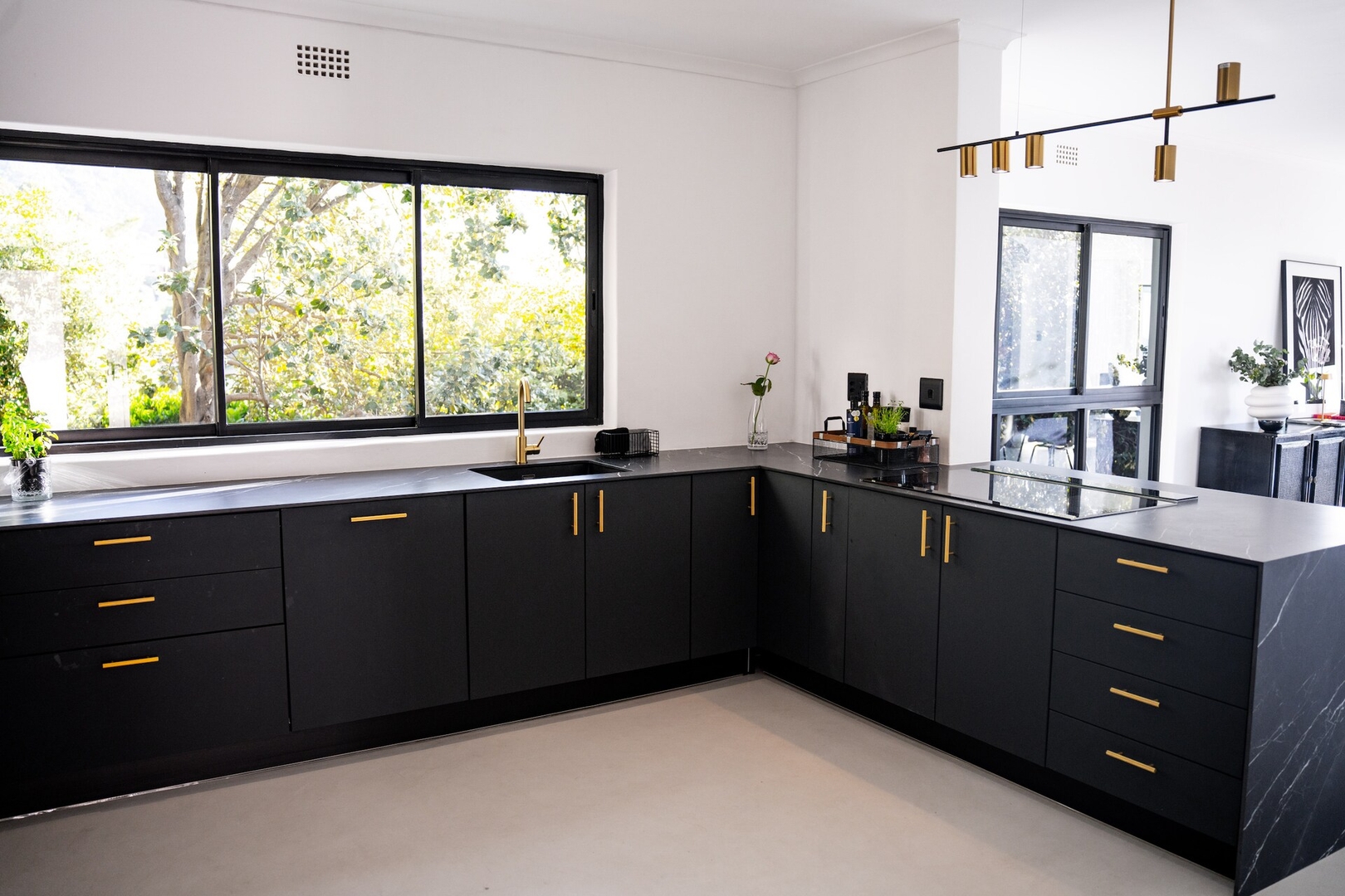 Camps Bay Villa | Ocean Views | Pool, Jacuzzi, Gym