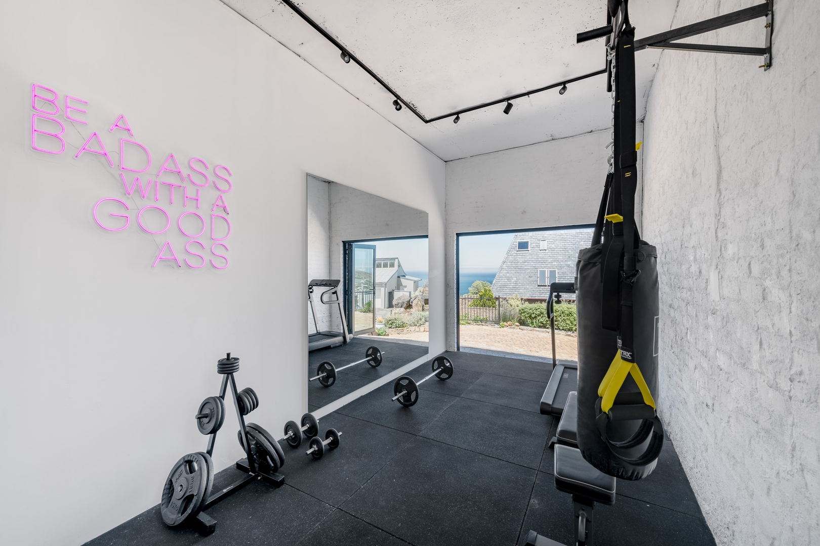 Camps Bay Villa | Ocean Views | Pool, Jacuzzi, Gym