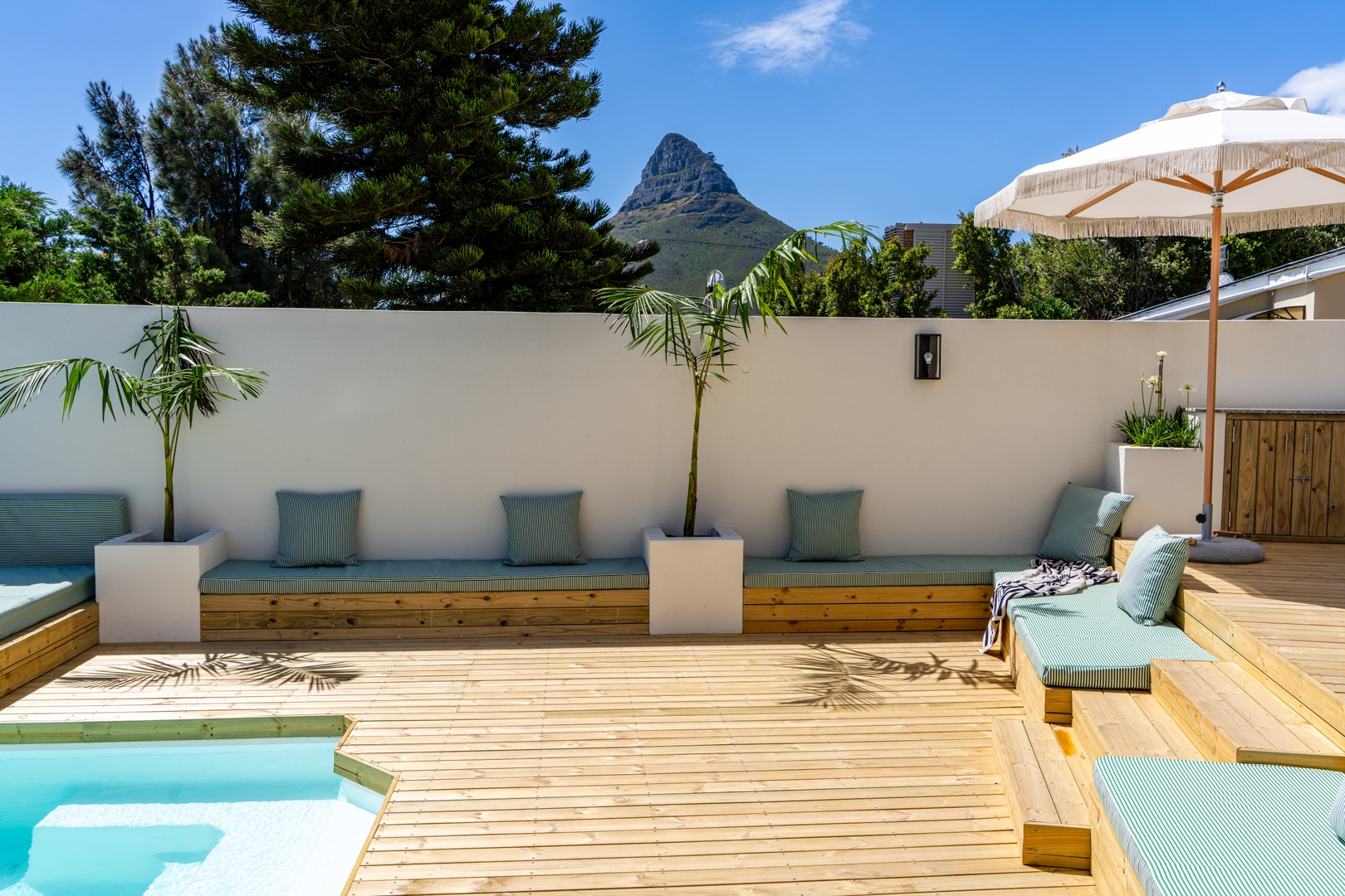 Camps Bay Villa with breathtaking mountain views