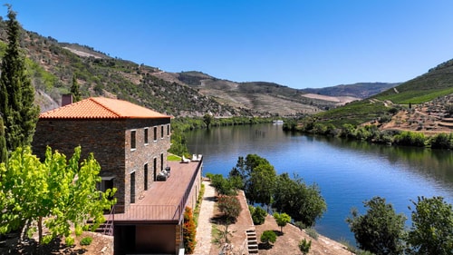 Riverfront Douro Villa With Pool in Wine Region