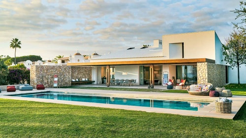 Contemporary Haven for Oceanfront Daydreaming