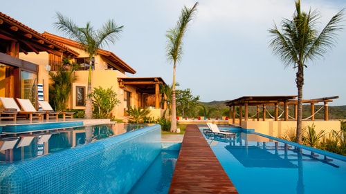 Fully staffed beach access Kupuri Estate with Pool