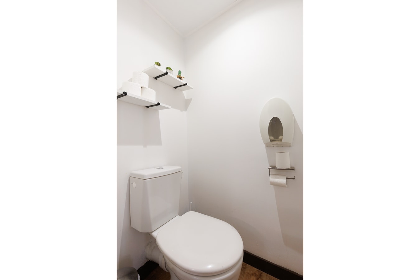 Upstays charming t2 renovated balcony and  pool 4 Upstays